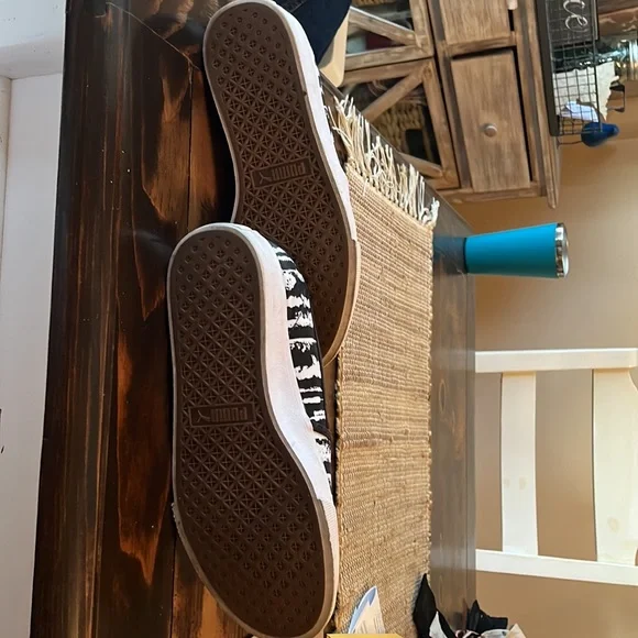 Womens Puma back an white slip on sneakers. - Picture 5 of 6